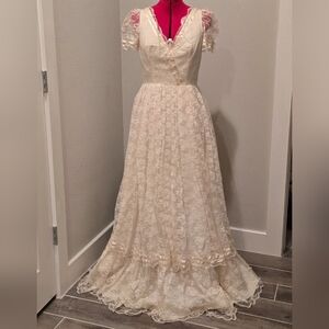 Elegant 1970s cream lace princess wedding dress